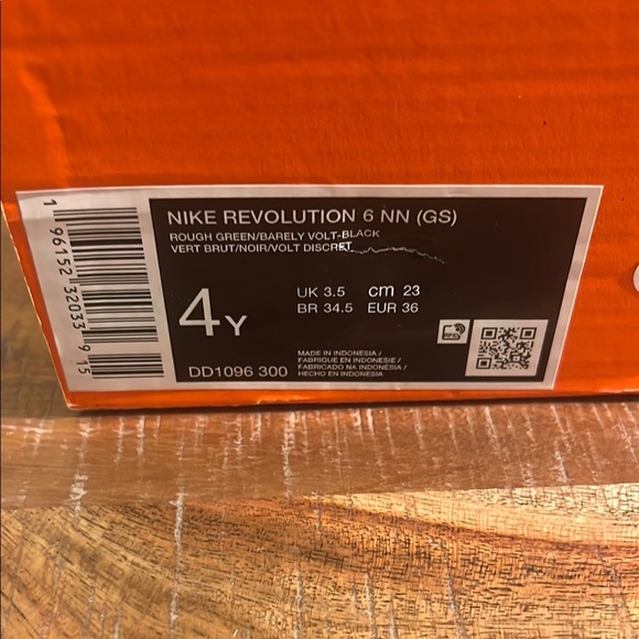 Nike Revolution Youth Green Athletic Shoes - Picture 2 of 6